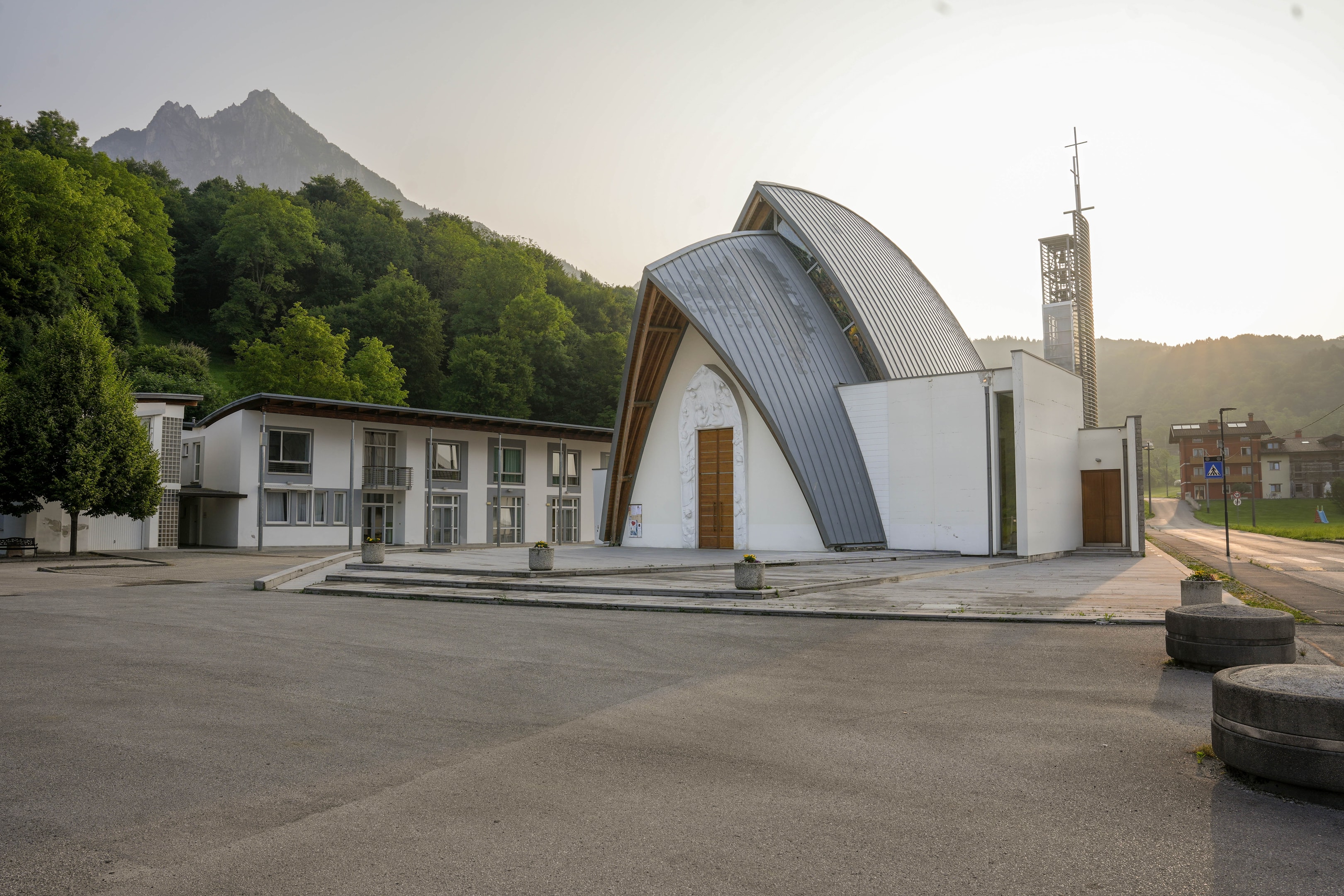 Porta dei santi piccoli e grandi, dei protettori e dei bisognosi del manto misericordioso della madre - Chiesa della Beata Vergine Maria del Cammino