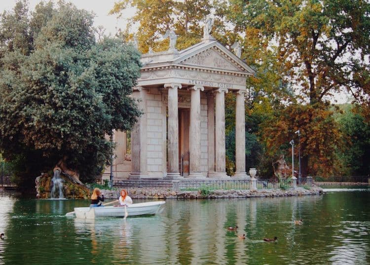 Jardín del lago y Templo de Esculapio