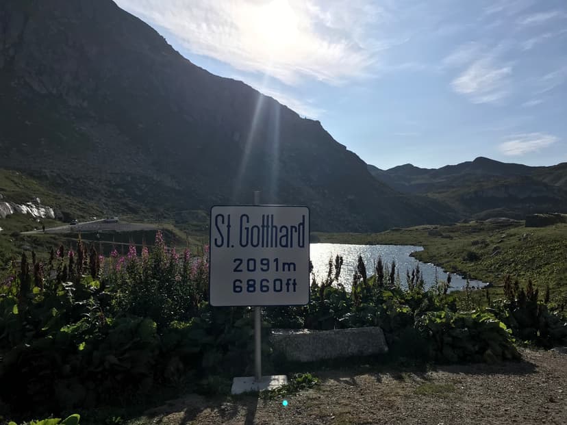 Sentier thématique "Avec Goethe au Gothard" - d'Andermatt au col du Saint-Gothard 
Le sentier thématique "Avec Goethe au Gothard" invite les randonneurs à suivre les traces du célèbre poète et penseur allemand Johann Wolfgang von Goethe, qui traversa le massif du Saint-Gothard à plusieurs reprises au cours de sa vie. Ce parcours historique et culturel relie la ville d'Andermatt au col du Saint-Gothard, offrant aux visiteurs une expérience unique mêlant nature alpine grandiose et patrimoine littéraire et historique.

Goethe effectua notamment ses voyages à travers les Alpes suisses en 1775, 1779 et 1797, laissant de nombreuses descriptions poétiques et scientifiques de ces paysages montagneux qui l'impressionnèrent profondément. Ses écrits témoignent de sa fascination pour la géologie, la botanique et la grandeur sauvage des Alpes, faisant de lui l'un des premiers grands observateurs romantiques de la nature alpine.

Le sentier, balisé et jalonné de panneaux explicatifs, permet aux promeneurs de découvrir les lieux qui inspirèrent Goethe tout en appréciant les panoramas spectaculaires du massif du Saint-Gothard. De la vallée d'Urseren jusqu'à la passhöhe, le col historique situé à 2 091 mètres d'altitude, les randonneurs cheminent sur les mêmes routes et sentiers qu'empruntait autrefois le grand écrivain, plongeant ainsi dans l'histoire et la culture européenne.
