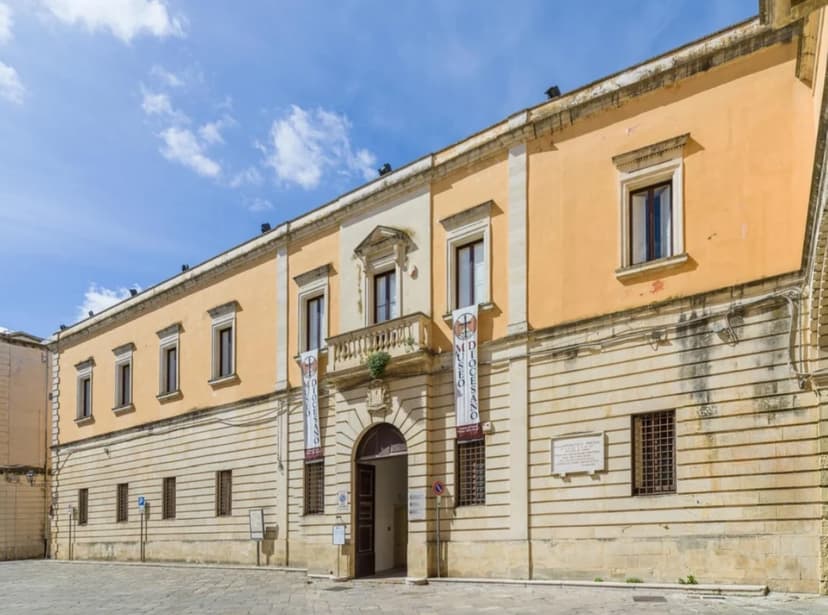 Erwachsenen-Rundgang: Diözesanmuseum von Nardò Das Diözesanmuseum von Nardò befindet sich im historischen Zentrum der Stadt und bietet einen faszinierenden Einblick in die religiöse und künstlerische Geschichte der Region. Der Rundgang führt durch verschiedene Säle, die liturgische Gegenstände, sakrale Kunstwerke und historische Dokumente aus mehreren Jahrhunderten beherbergen.## Highlights des Museums:**Sakrale Goldschmiedekunst**: Eine beeindruckende Sammlung von Kelchen, Monstranzen und liturgischen Gefäßen aus dem 16. bis 19. Jahrhundert, die die Kunstfertigkeit lokaler und neapolitanischer Goldschmiede zeigen.**Gemäldesammlung**: Werke bedeutender Künstler aus dem Salento und Süditalien, darunter religiöse Gemälde, die die Entwicklung der lokalen Kunsttradition dokumentieren.**Textilien und Paramente**: Kostbare liturgische Gewänder, bestickte Stolen und Altartücher, die die Pracht der religiösen Zeremonien vergangener Epochen bezeugen.**Historisches Archiv**: Dokumente, päpstliche Bullen und Manuskripte, die die Geschichte der Diözese Nardò-Gallipoli erzählen.Der Besuch ermöglicht es, die tiefe Verbindung zwischen Kunst, Glaube und lokaler Identität zu verstehen und bietet einen wertvollen kulturellen Kontext für das Verständnis der Geschichte des Salento.