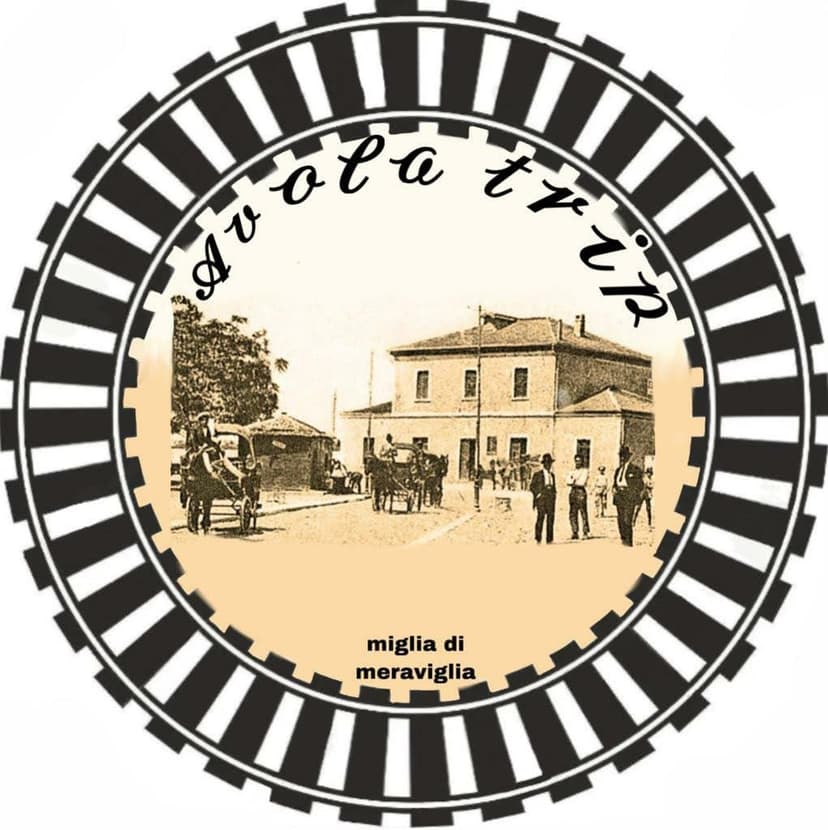 Museum des Bahnhofs von Avola
Das Museum des Bahnhofs von Avola befindet sich in der sizilianischen Stadt Avola, in der Provinz Syrakus. Es ist in einem historischen Bahnhofsgebäude untergebracht, das zu einem Kulturraum umfunktioniert wurde, um die Geschichte der Eisenbahn und ihre Bedeutung für die lokale Gemeinschaft zu bewahren und zu erzählen.
Das Museum dokumentiert die Entwicklung des Eisenbahnverkehrs in der Region und zeigt die soziale und wirtschaftliche Rolle, die die Eisenbahn für Avola und die umliegenden Gebiete gespielt hat. Durch Fotografien, historische Dokumente, Originalausstattungen und Erinnerungsstücke können Besucher in die Atmosphäre vergangener Zeiten eintauchen und die Bedeutung der Eisenbahn für die Mobilität, den Handel und die Verbindung zwischen den Gemeinden verstehen.
Der Bahnhof von Avola war ein wichtiger Knotenpunkt entlang der Eisenbahnlinie, die die Ostküste Siziliens verbindet, und das Museum würdigt diese Vergangenheit, indem es Geschichten von Reisenden, Eisenbahnarbeitern und der lokalen Bevölkerung erzählt, die eng mit diesem Verkehrsmittel verbunden war.