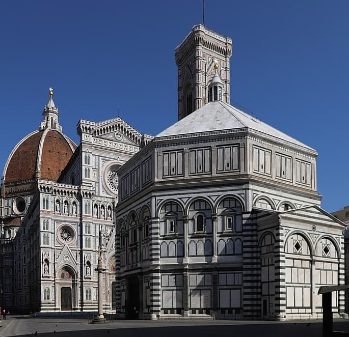 Cathédrale de Florence
La cathédrale de Florence, officiellement connue sous le nom de Cattedrale di Santa Maria del Fiore (Cathédrale de Sainte-Marie-de-la-Fleur), est l'un des monuments les plus emblématiques et les plus importants de la ville de Florence, en Italie. Elle constitue le cœur spirituel et architectural de la cité toscane et représente l'un des chefs-d'œuvre de l'architecture gothique et Renaissance italienne.
**Histoire et construction**
La construction de la cathédrale débuta en 1296, sous la direction de l'architecte Arnolfo di Cambio, sur l'emplacement de l'ancienne cathédrale Santa Reparata. Le projet ambitieux visait à créer l'édifice religieux le plus grand et le plus imposant de la chrétienté occidentale. Les travaux se poursuivirent pendant plus d'un siècle et demi, impliquant plusieurs architectes de renom, dont Giotto di Bondone, qui supervisa la construction du célèbre campanile (clocher) entre 1334 et 1337.
**Le dôme de Brunelleschi**
L'élément le plus remarquable et le plus célèbre de la cathédrale est sans conteste son immense dôme, conçu et réalisé par le génie de l'architecture Filippo Brunelleschi. Achevé en 1436, ce dôme représente un exploit technique extraordinaire pour l'époque. Avec un diamètre de 45,52 mètres, il demeure à ce jour le plus grand dôme en maçonnerie jamais construit. Brunelleschi développa une technique révolutionnaire utilisant une double coque de briques disposées en arête de poisson, permettant de construire la structure sans recourir à l'échafaudage traditionnel. Cette réalisation marqua un tournant décisif dans l'histoire de l'architecture mondiale et inspira de nombreuses constructions ultérieures, notamment la basilique Saint-Pierre de Rome.
**Le Campanile de Giotto**
Le campanile, ou clocher, de la cathédrale est une tour élancée de 84,7 mètres de hauteur, dont la construction fut initiée par Giotto di Bondone en 1334. Après la mort de Giotto en 1337, les travaux furent poursuivis par Andrea Pisano, puis achevés par Francesco Talenti en 1359. La tour est ornée de bas-reliefs et de niches sculptées représentant des scènes bibliques et allégoriques, témoignant du raffinement artistique de la Florence médiévale.
**Le Baptistère de Saint-Jean**
Face à la cathédrale se trouve le Baptistère de Saint-Jean (Battistero di San Giovanni), l'un des plus anciens édifices religieux de Florence, datant du IVe ou Ve siècle. Ce bâtiment octogonal est célèbre pour ses trois paires de portes en bronze, dont les plus remarquables sont les Portes du Paradis (Porte del Paradiso), réalisées par Lorenzo Ghiberti entre 1425 et 1452. Michel-Ange lui-même aurait qualifié ces portes de « dignes d'être les portes du Paradis », d'où leur surnom.
**L'intérieur de la cathédrale**
L'intérieur de la cathédrale est vaste et majestueux, pouvant accueillir jusqu'à 30 000 personnes. Il abrite de nombreuses œuvres d'art de grande valeur, parmi lesquelles des fresques monumentales ornant l'intérieur du dôme, réalisées par Giorgio Vasari et Federico Zuccari entre 1572 et 1579, représentant le Jugement dernier. On y trouve également des portraits équestres de condottières célèbres, tels que Giovanni Acuto (John Hawkwood) peint par Paolo Uccello en 1436, et Niccolò da Tolentino par Andrea del Castagno en 1456.
**La façade**
La façade actuelle de la cathédrale, réalisée en marbre blanc, vert et rose de Carrare, de Prato et de Maremme, fut achevée entre 1871 et 1887 selon les plans de l'architecte Emilio De Fabris. Cette façade néo-gothique remplaça la façade originale inachevée, qui avait été démontée en 1587 sur ordre du grand-duc François Ier de Médicis.
**Importance culturelle et patrimoniale**
La cathédrale de Florence, avec le campanile de Giotto et le baptistère de Saint-Jean, est inscrite au patrimoine mondial de l'UNESCO depuis 1982, dans le cadre du site « Centre historique de Florence ». Elle attire chaque année des millions de visiteurs du monde entier, fascinés par sa beauté architecturale, son histoire riche et son importance dans le développement de l'art et de l'architecture de la Renaissance italienne.
La cathédrale de Sainte-Marie-de-la-Fleur demeure un symbole puissant de la grandeur et du génie créatif de Florence, ville qui fut le berceau de la Renaissance et l'un des centres culturels les plus influents de l'histoire de l'humanité.